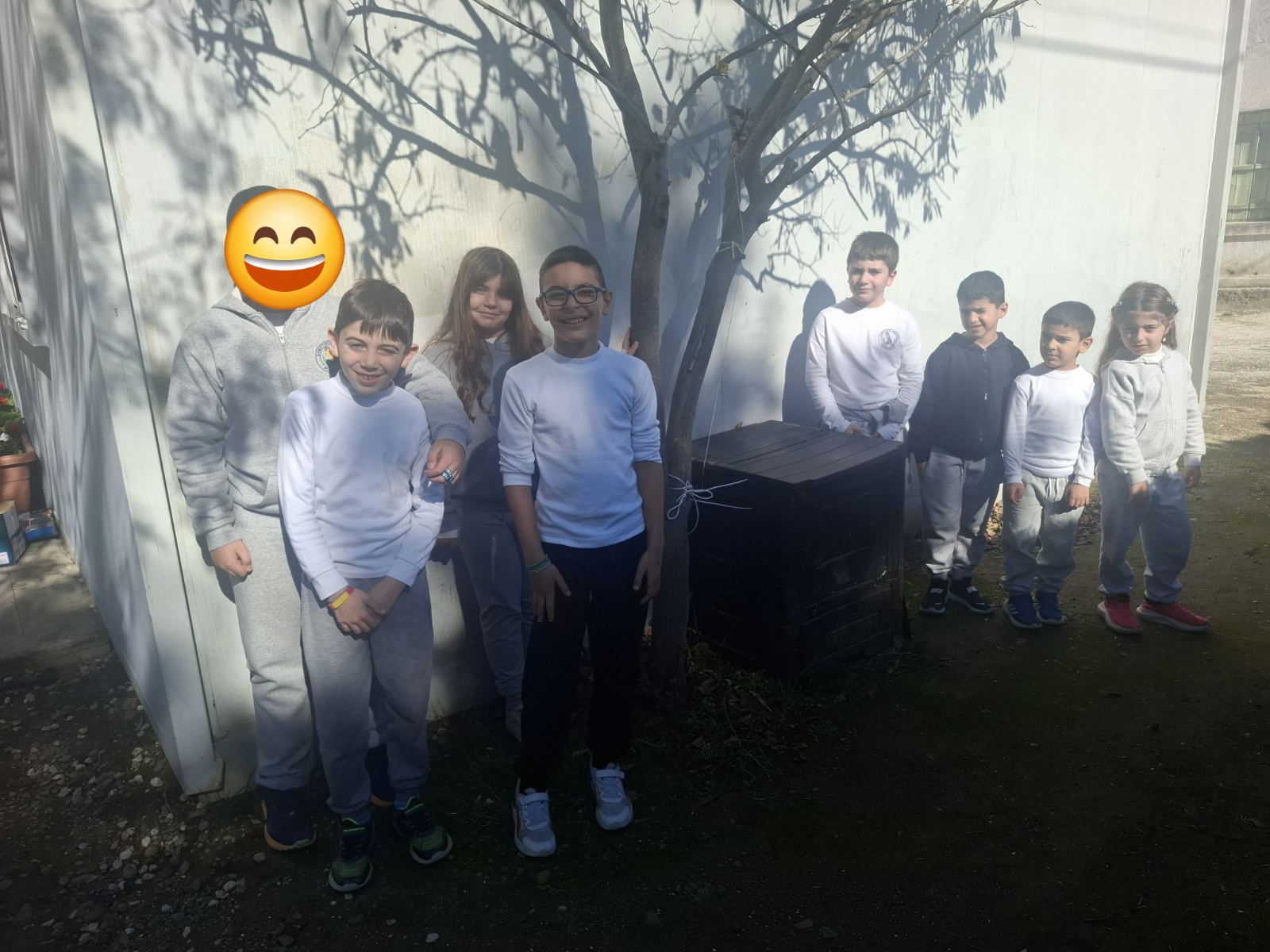 Επίσκεψη της περιβαλλοντικής επιτροπής στον κάδο κομποστοποίησης για να δουν πως προχωράει η διαδικασία του κομπόστ